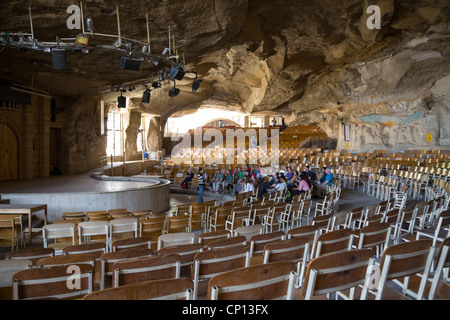 Grotta ora utilizzato per incontri spirituali e gli eventi, .St Simon tanner monastero, Muqattam, Il Cairo, Egitto Foto Stock
