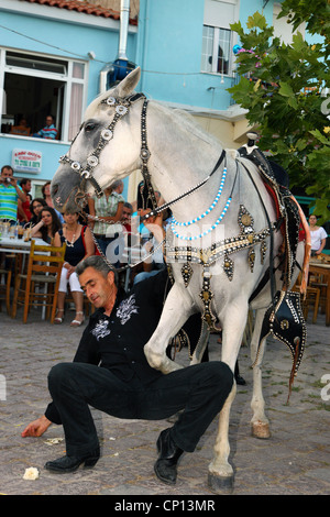 Il 'Cavallo dance' parte della Festa del Bull', che ha una durata di 3 giorni, nel villaggio di Pighi, Lesbo Island, Grecia Foto Stock