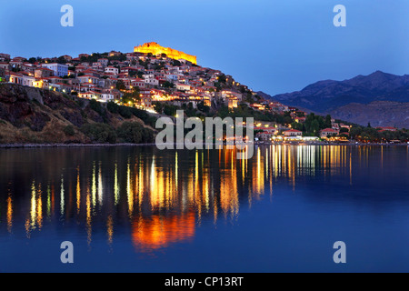 Molivos town in Lesvos island, in 'blu' ora. Egeo settentrionale, Grecia Foto Stock