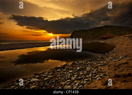 Tramonto a Agia Markella beach, vicino a Volissos, isola di Chios, nord-est Egeo, Grecia Foto Stock