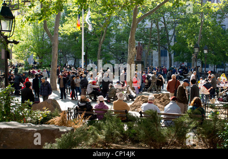 Asian persone piace giocare a carte e giochi da tavolo in Columbus Park, Chinatown, New York City, Stati Uniti d'America Foto Stock