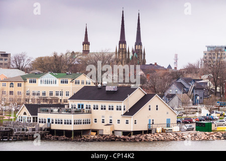 Freddo, giornata piovosa a Charlottetown DOCK navi da crociera sul fiume San Lorenzo a Prince Edward Island, Canada. Foto Stock