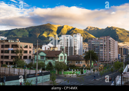 Quito Ecuador, il centro e la skyline di sunrise Foto Stock