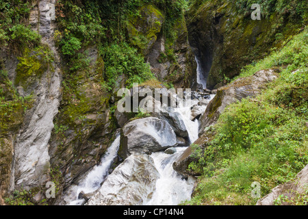 Rio Jatuntinahua fiume nella parte orientale di montagne delle Ande in Ecuador Foto Stock