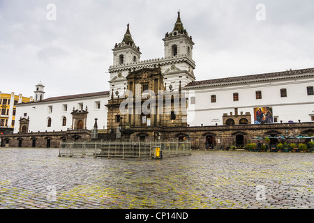 Il 'Monastery di San Francisco' rivolta verso 'San Francisco Square' o 'Plaza San Francisco' nella Città Vecchia, Quito, Ecuador. Foto Stock