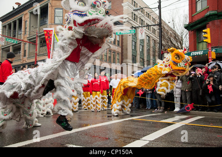 Salta in aria questi 2 lions eseguita per la folla di persone che hanno partecipato al 2012 Anno Nuovo Cinese parade di Vancouver Foto Stock
