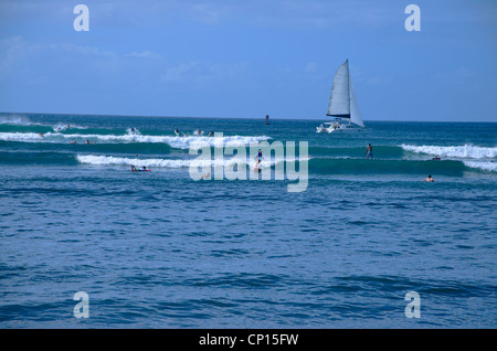 Surfisti a Haleiwa Beach Park su Oahu Hawaii Foto Stock