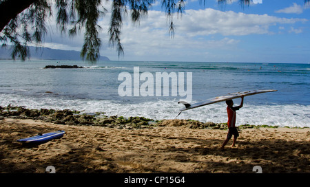 Surfisti a Haleiwa Beach Park su Oahu Hawaii Foto Stock