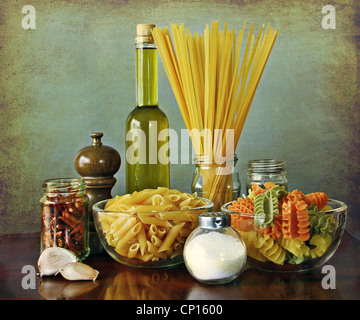Ricetta italiana: aglio, olio e peperoncino (aglio olio e peperoncino) tagliatelle Foto Stock