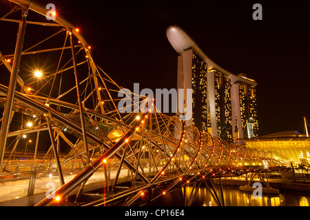 Ponte di elica e Marina Bay Sands Hotel di notte a Singapore. Foto Stock