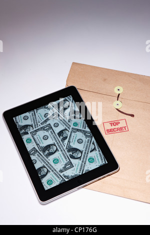 Tablet PC che mostra dollar e top secret busta Foto Stock