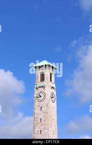 La pietra torre dell'orologio del Centro Civico di Southampton, Hampshire, Inghilterra, nel sole primaverile con cielo blu e il cloud dietro. Foto Stock