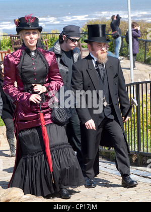 Un uomo e il suo partner di donna in gotico vittoriano abito a Whitby Goth Week End primavera 2012 Foto Stock