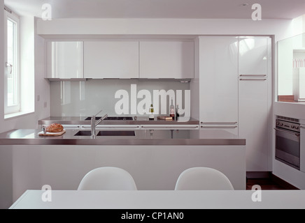 White cucina attrezzata in casa su Portobello Road, Londra, Regno Unito. Foto Stock