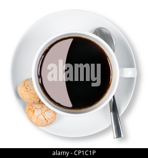 Foto aerea di una tazza di caffè nero con due amaretti sul lato, isolato su sfondo bianco Foto Stock