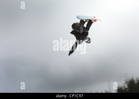 Snowboarder salta fuori una grande kicker in un terreno park sulla Whistler Blackcomb, British Columbia, Canada Foto Stock