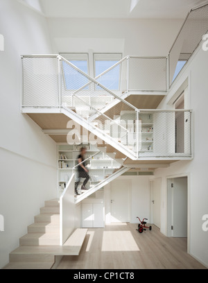 Vista interna di Licht Activ Haus, la scalinata e costruire in scaffale, Amburgo Foto Stock