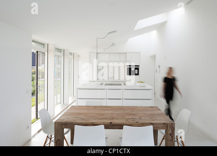Vista interna di Licht Activ Haus, soggiorno e sala da pranzo, Amburgo Foto Stock