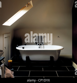 Vasca da bagno separata nel centro di una moderna stanza da bagno Foto Stock