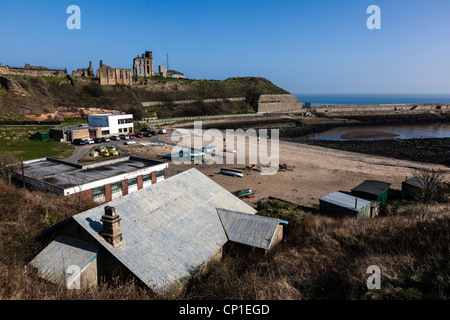 Vista su tutta la spiaggia di Tynemouth, con il club di vela, castello e priory e stazione di Guardia Costiera della distanza Foto Stock