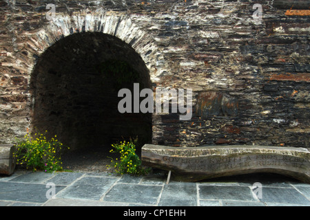 Un log sedile recante un iscrizione con riferimento al 2004 allagamento di Boscastle in Cornwall, Regno Unito Foto Stock