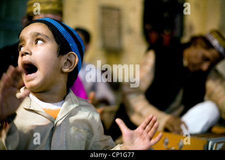 Ragazzo musulmano cantare qawwali al santuario Nizamuddin durante il festival annuale del santo Sufi, Delhi ,India Foto Stock