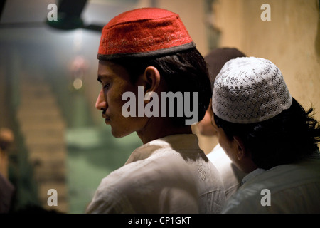 I musulmani ascoltare musica qawwali a Nizamuddin dargah(santuario) area Foto Stock