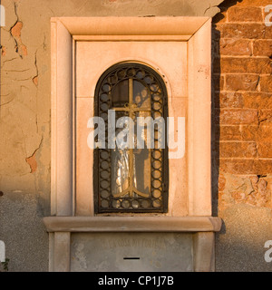 Altare religioso su Venezia esterno dell'edificio. Foto Stock