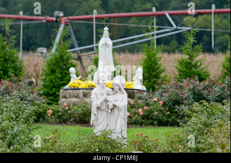 Sistema di irrigazione su mais dietro prato cristiana ornamenti in agriturismo Foto Stock