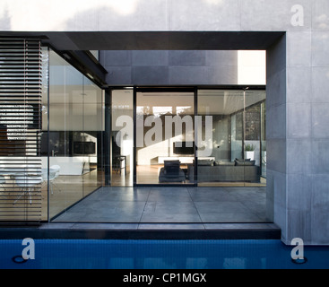 Casa moderna con acqua caratteristica, Hertzelia, Tel Aviv District, Israele. Foto Stock