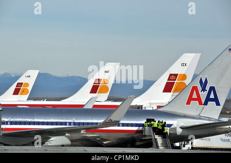 Aerei operati da Iberia e American Airlines aeroporto internazionale Barajas di Madrid Spagna Foto Stock