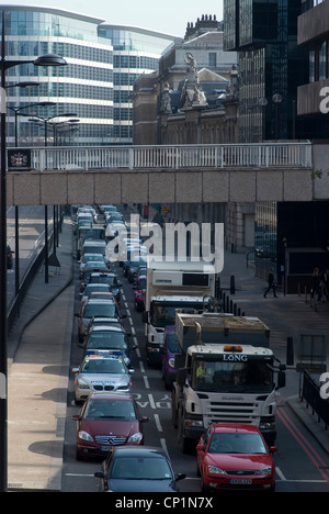 La congestione del traffico su Upper Thames Street, London EC4 Foto Stock