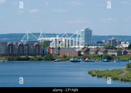 Vista sulla baia di Cardiff verso la città e il Millenium Stadium di Cardiff, Galles. Foto Stock