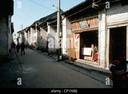 Scena di strada in un villaggio lungo il Fiume Li (Fiume Lijiang), vicino a Guilin, Cina. Dicembre 1982 Foto Stock