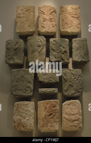 In basalto nero a rilievo. Essi fanno parte dei rilievi 187 della base della parete sud del Palazzo di Re Kapara. Tell Halaf. Foto Stock