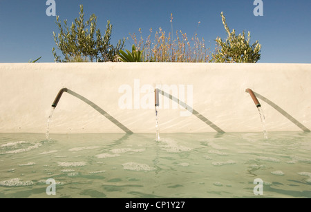 Tre erogatori di acqua e di acqua corrente in piscina in stucco Foto Stock