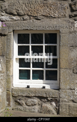 Dettaglio di una finestra con un'iscrizione sopra al Weaver's Cottage gestito dal National Trust for Scotland, The Cross, Kilbarchan, Renfrewshire, UK Foto Stock