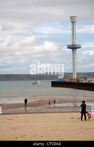 Sealife Tower, Jurassic Skyline Tower, a Weymouth e a coloro che godono di Weymouth beach in aprile Foto Stock