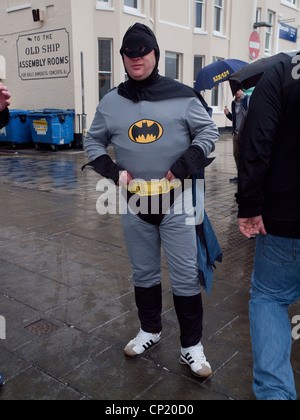 In un addio al celibato fare in Brighton lo sposo abiti fino come Batman Foto Stock