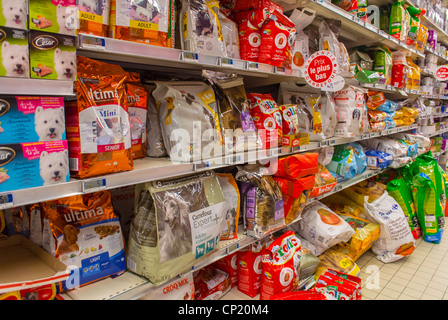 Parigi, Francia, "Carrefour", scaffali dei supermercati francesi con alimenti per animali domestici, sugli scaffali di Montreuil, imballaggio dei supermercati, corridoio dei supermercati, cartellini dei prezzi Foto Stock