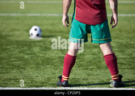 Un giocatore di calcio pronto per ottenere un punteggio di penalità Foto Stock