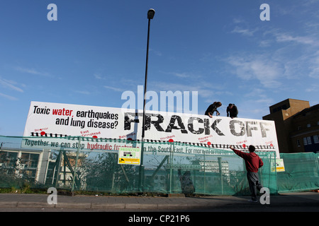 I manifestanti foto di installazione di un gigante di anti-fracking poster fuori la stazione del treno, Brighton East Sussex, Regno Unito. Foto Stock