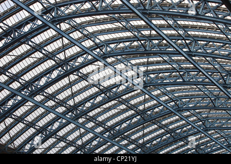 L'interno di spazio sul tetto della stazione di St Pancras, London, Regno Unito. Foto Stock