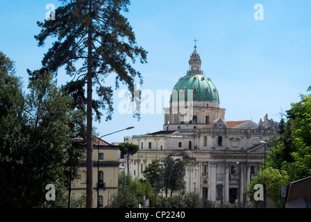 Il XVII secolo hilltop la chiesa di Santa Maria della sanita, Napoli, Campania, Italia, Europa Foto Stock