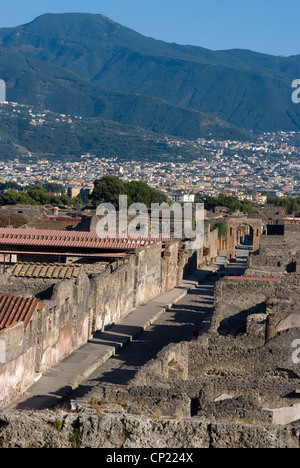 Vista sopra i ruderi della antica città romana di Pompei, distrutta dal Vesuvio, Campania, Italia, Europa Foto Stock