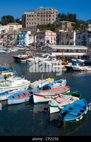 Barche in Marina Piccola (porto), mare Mediterraneo, Sorrento, campania, Italia, Europa Foto Stock