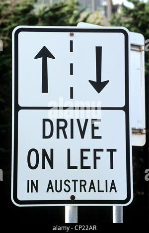 Victoria, Great Ocean Road, segno di allarme in uscita da un parcheggio, affrontando la Guida turistica di auto a noleggio Foto Stock