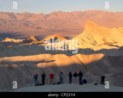 Fotografi sparare alba luce su Zabriskie Point, Parco Nazionale della Valle della Morte, California Foto Stock