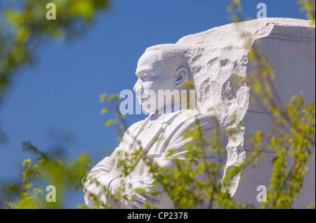 WASHINGTON, DC, Stati Uniti d'America - Martin Luther King Memorial, visto attraverso i rami degli alberi. Foto Stock