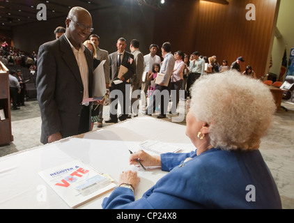 Molti nuovi cittadini degli Stati Uniti di stand in linea di registrarsi per votare subito dopo la cerimonia di naturalizzazione di Austin in Texas Foto Stock